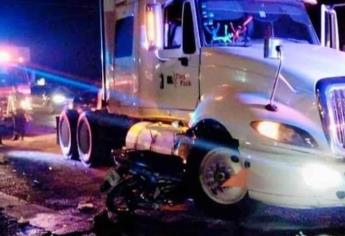 Motociclista resulta herido de gravedad al ser arrollado por un tráiler en Mazatlán
