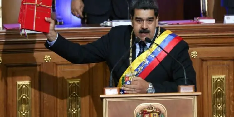 El presidente de Venzuela tuvo un pequeño incidente con una bebida en pleno mensaje.