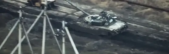 El tanque ruso fue destruiudo por completo por el barato dron ucraniano.
