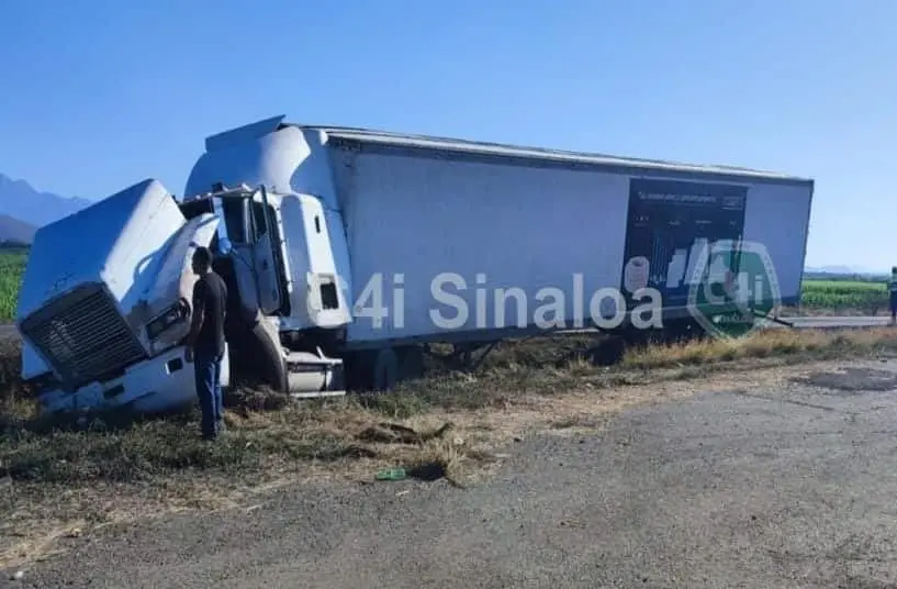 Al lugar llegó la Guardia Nacional para realizar acciones para retirar el tráiler accidentado, para después realizar el peritaje del accidente.