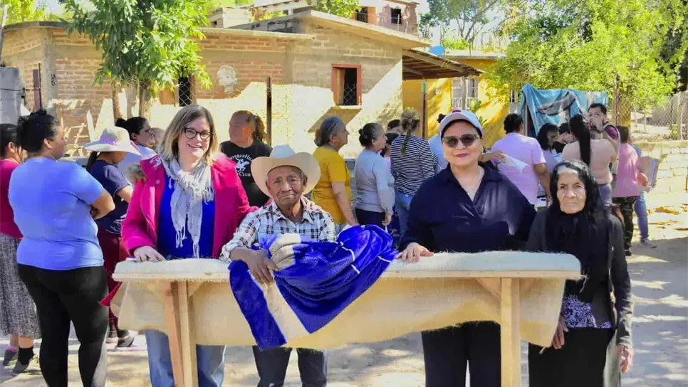 La entrega de apoyos invernales incluyó cobijas, catres y despensas alimenticias.