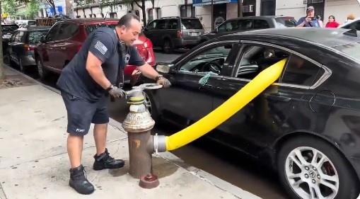 Estacionó su vehículo en lugar exclusivo para bomberos y esto pasó |VIDEO