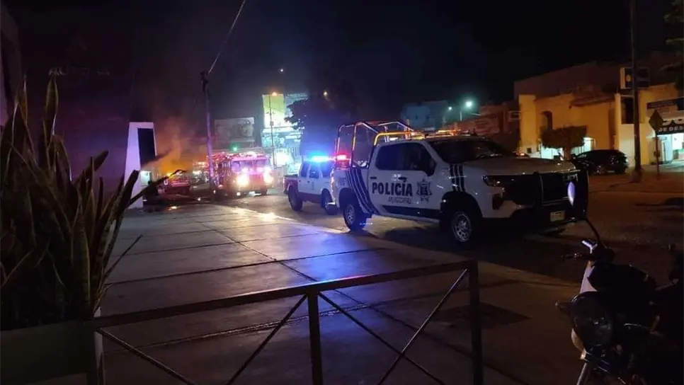 Se incendia comercio en la Sánchez Celis de Mazatlán. | FOTO: Luz Noticias.