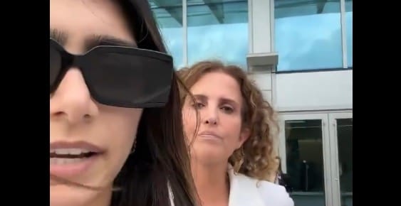 Mia Khalifa al momento de discutir con la madre judía en Miami, Florida.