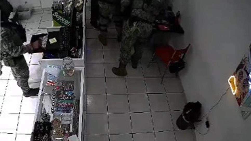 VIDEO: Presuntos militares roban un comercio en Culiacán