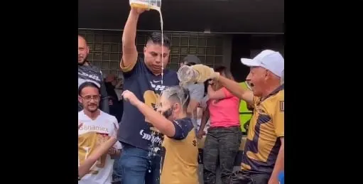 El momento donde el niño es bautizado con cerveza en Ciudad Universitaria.