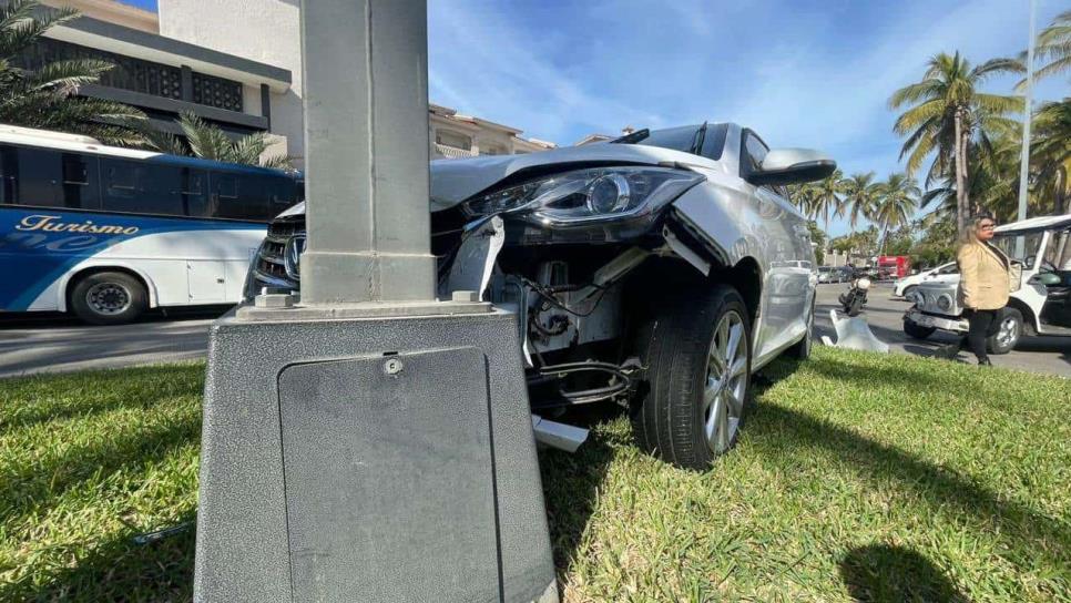 Vehículo termina sobre el camellón tras impactar a una pulmonía en Mazatlán