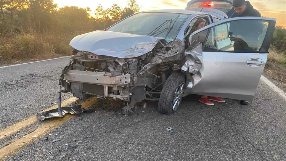 De manera extraoficial, se mencionó que la conductora del automóvil gris podría ser la presunta responsable del suceso.