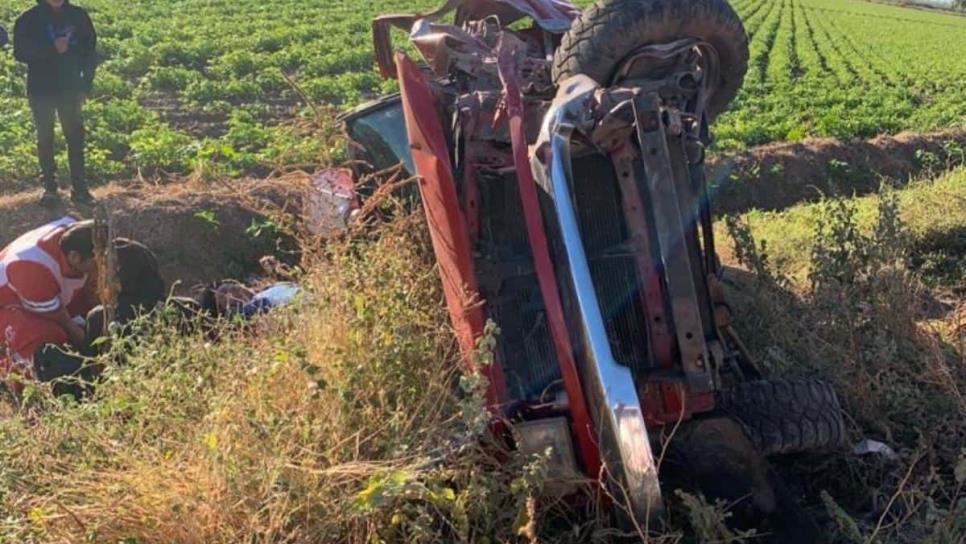 Encontronazo y volcadura deja a dos jóvenes prensados en la 19 en Guasave