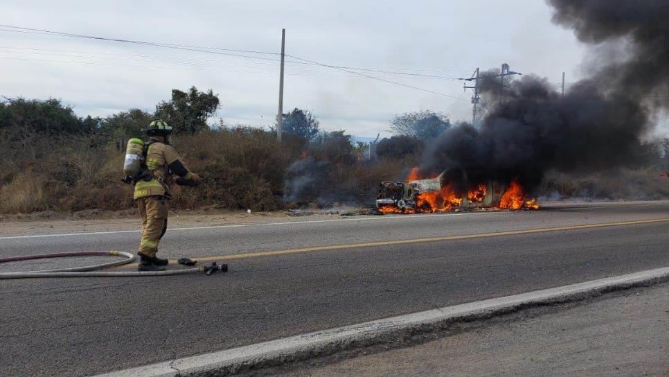 Incendio consume camioneta en la carretera libre Mazatlán-Culiacán, en El Habal