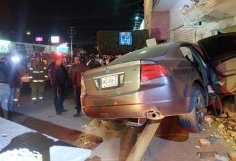 Mujer se impacta contra un edificio en Guamúchil, circulaba exceso de velocidad