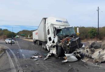 Revolvedora de cemento provoca encontronazo entre dos tráileres en Mazatlán