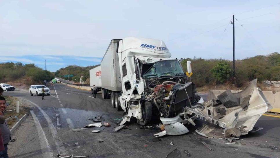 Revolvedora de cemento provoca encontronazo entre dos tráileres en Mazatlán