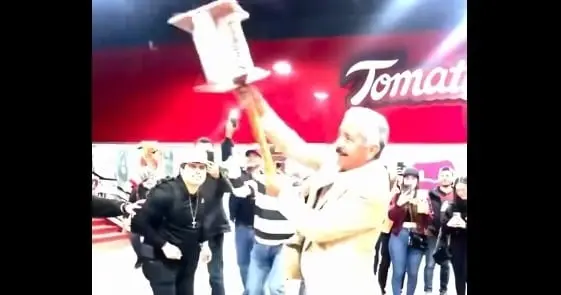 El expresidente de Culiacán apoyando a sus Tomateros ante Venados.