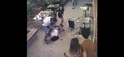 El presunto ladrón al arreastrar a su víctima para robarle su bolso.