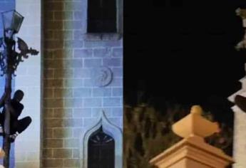 Detienen a sujeto tras escalar una lámpara de la Catedral de Mazatlán