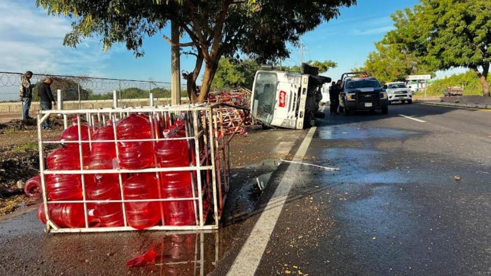 Vuelca camioneta cargada con garrafones de agua en Mazatlán