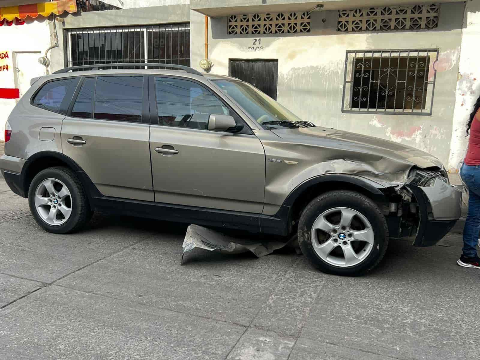 Motociclista resulta herido tras impactarse contra camioneta en Mazatlán
