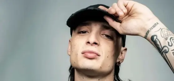 El cantante mexicano es el ave de las tempestades en el mundo de la música.