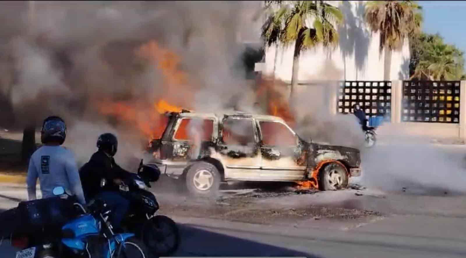 Camioneta termina calcinada tras incendiarse al surponiente de Los Mochis