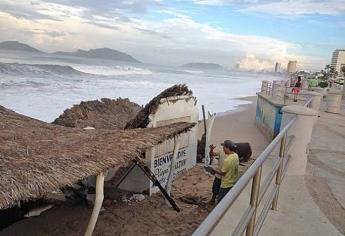 ¿Quieres bajar a la playa de Mazatlán y restaurantes no te dejan? Busca Oficialía Mayor regular a palaperos