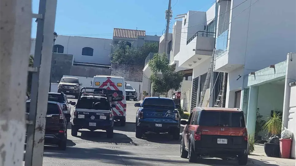 Los peritos tomaron imágenes de la zona donde fueron los hechos para después retirar el cuerpo y llevarlo al anfiteatro.