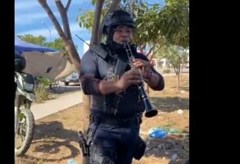 Policía de Mazatlán toca el clarinete y sorprende a banderos mazatlecos | VIDEO