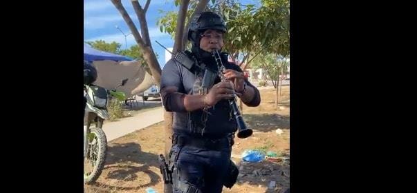 Policía de Mazatlán toca el clarinete y sorprende a banderos mazatlecos | VIDEO