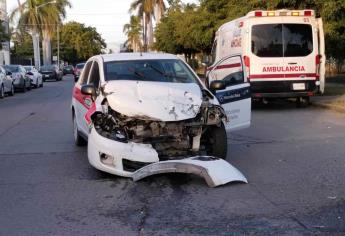 Conductor se pasa el alto y provoca choque en Los Mochis