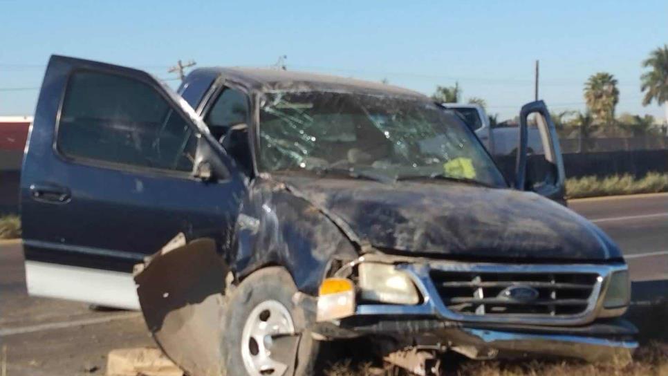 Vuelca conductor por la México 15 en Guasave y sale ileso 