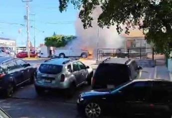 Una camioneta terminó calcinada durante un incendio en la colonia Montebello, en Culiacán