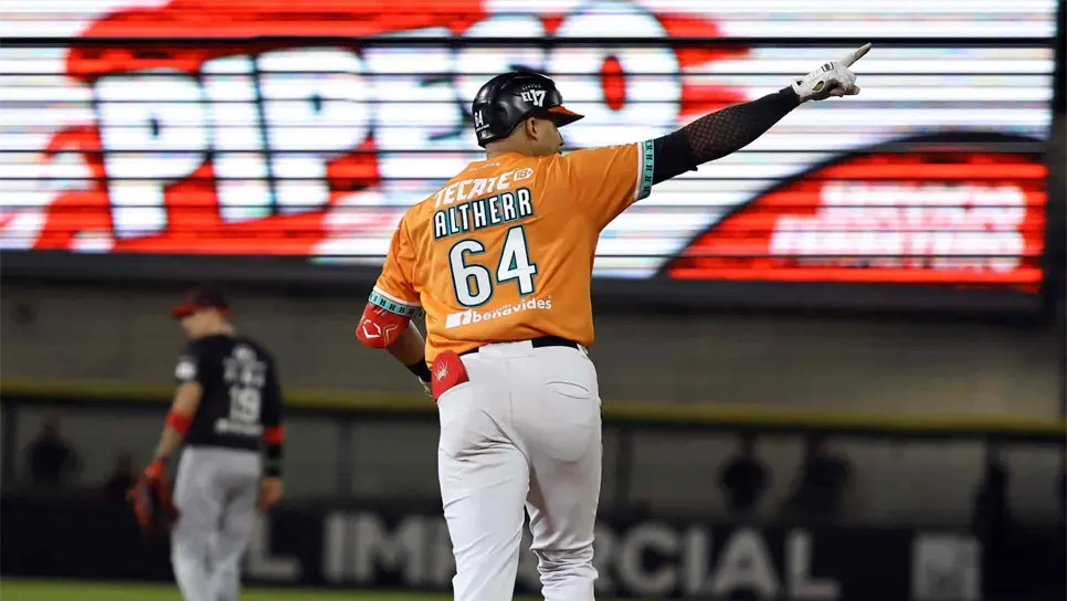 Aaron Altherr conectó jonrón clave en el juego. FOTOS: Naranjeros de Hermosillo.