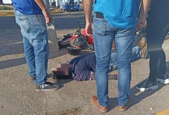 Motociclista se estrella contra el camellón de una concurrida avenida en Mazatlán 