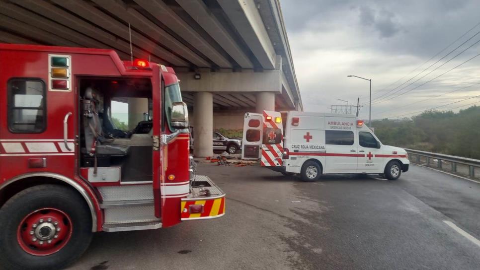 Conductor queda grave al chocar debajo del puente de la Costerita en Culiacán