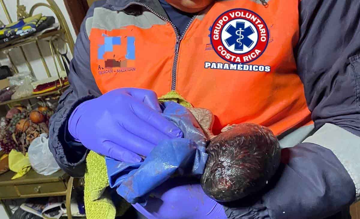 Paramédicos apoyaron a una mujer a dar a luz en Culiacán. FOTO: Cortesía.