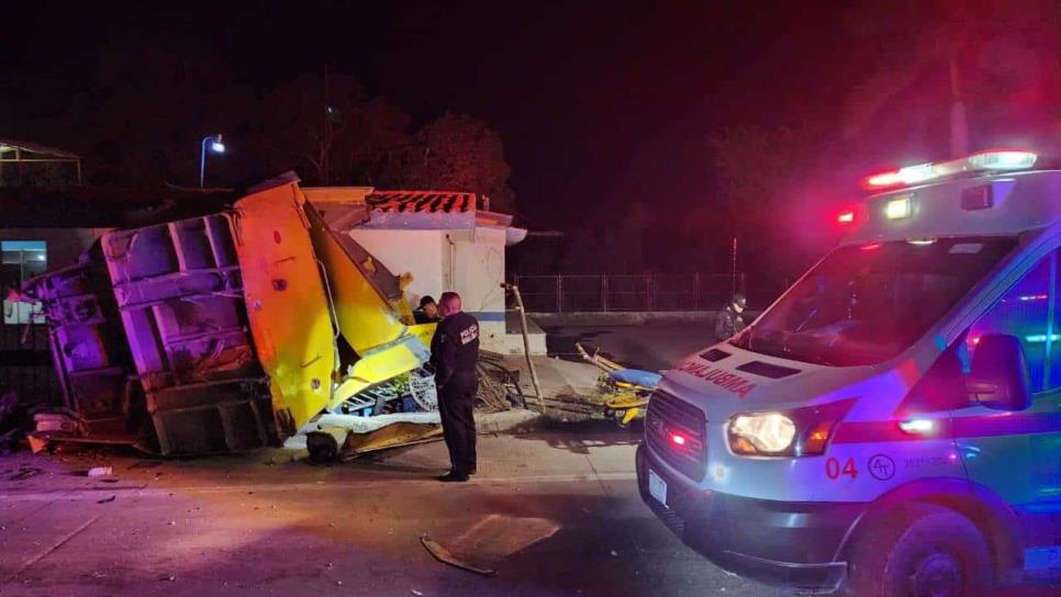 Tráiler acaba dentro instalaciones de Japama tras choque en la Mochis - Topolobampo