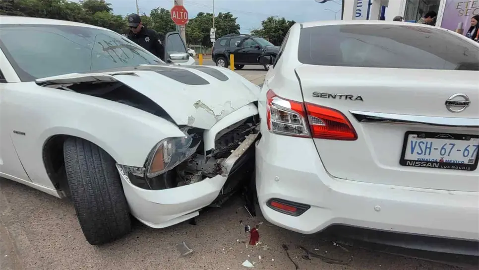 Tras chocar contra una vehículo estacionado, los agentes policiacos detuvieron al hombre. FOTO: Osmar Zavala