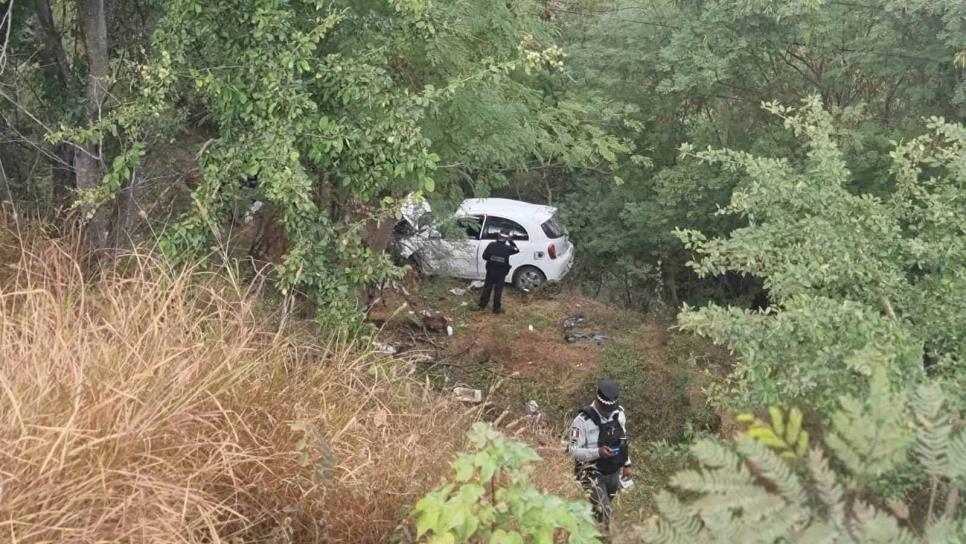Pareja cae desde 8 metros de altura en su vehículo en La Costerita, en Culiacán Pareja cae desde 8 metros de altura en su vehículo en La Costerita, en Culiacán