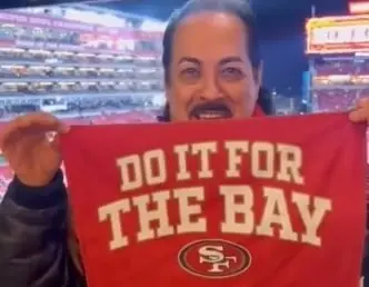 Hernán Hernández celebró en grande el triunfo de San Francisco ante Green Bay.