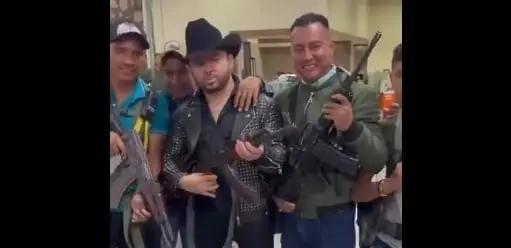 El cantante durante su presentación en la narcofiesta en el estado de Guerrero.