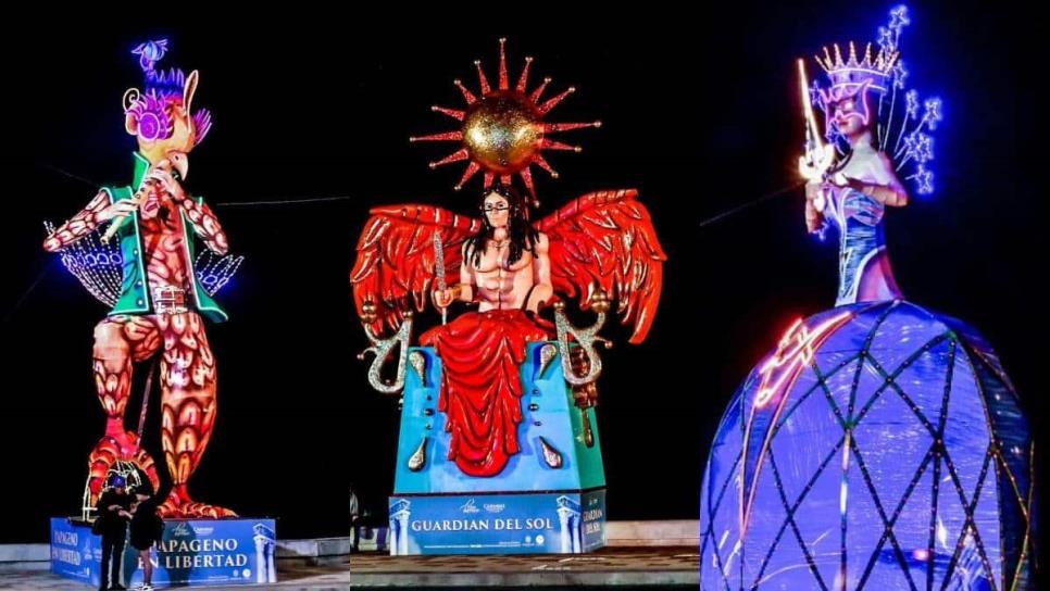 Así se ven de noche los monigotes del Carnaval Internacional de Mazatlán 2024 | FOTOS