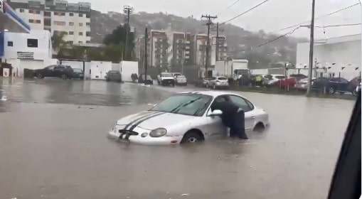 Las lluvias provocaron que las calles quedaran bajo el agua, afectando a los automovilistas.