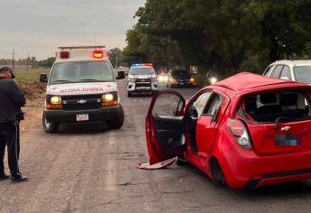 Se desprende llanta de un vehículo y provoca volcadura en El Fuerte