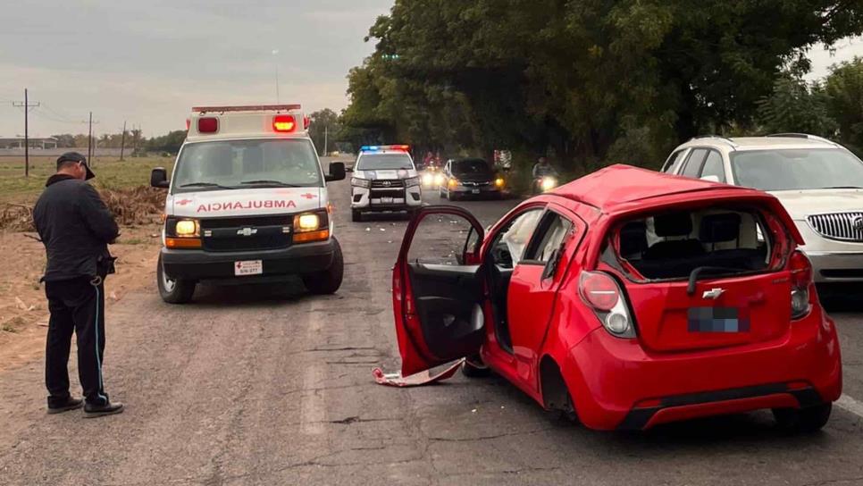 Se desprende llanta de un vehículo y provoca volcadura en El Fuerte