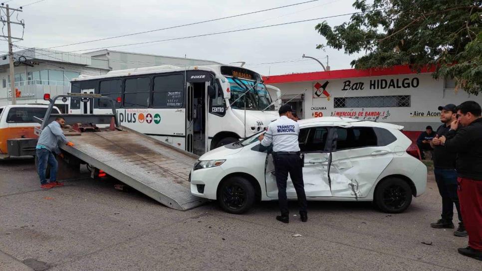 Conductor no respeta señal de alto y provoca choque contra un camión en Los Mochis