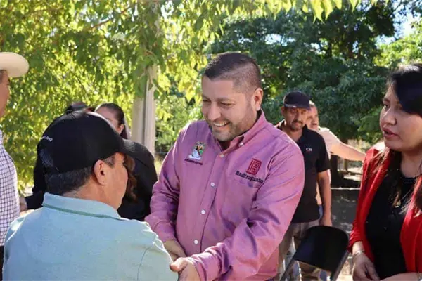 Alcalde de Badiraguato supervisa obra del nuevo parque infantil en La Soledad Alcalde de Badiraguato supervisa obra del nuevo parque infantil en La Soledad