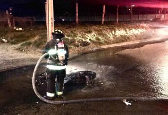 Motocicleta termina calcinada tras derrapar en Mazatlán