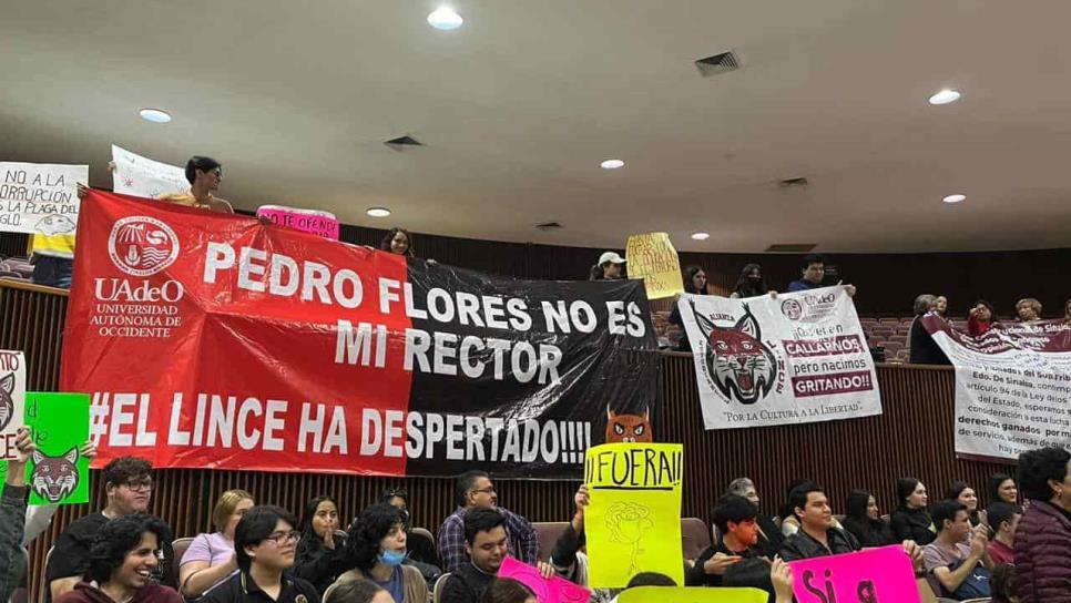 Estudiantes de la UAdeO se manifiestan en Congreso; exigen destitución de rector