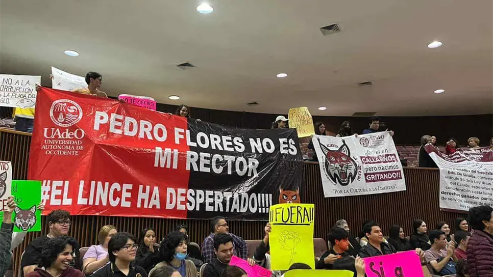 Estudiantes de la UAdeO se manifiestan en Congreso; exigen destitución de rector.