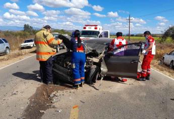 Conductor intenta rebasar y se impacta de frente contra otro vehículo sobre la carretera Guamúchil-Mocorito